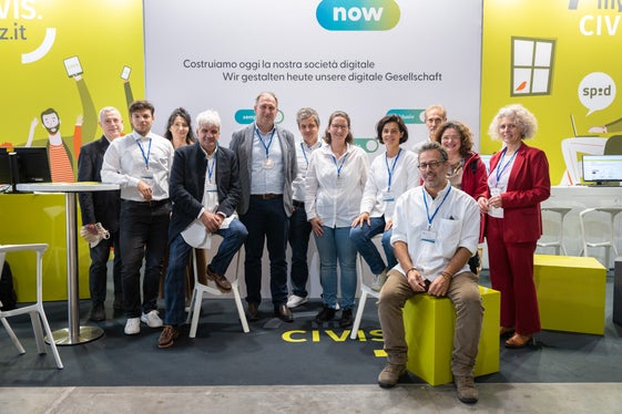 Stefan Gasslitter (4.v.l.) und Josef Hofer (5.v.l.) sind die Hauptverantwortlichen für die Digitalisierung in Südtirol. Mit einigen ihrer Mitarbeiter sind sie am Messestand CIVIS und myCIVIS, um die Bürger über die Wichtigkeit der digitalen Identität und den Stand der Digitalisierung im Land zu informieren. (Foto: Marco Parisi)