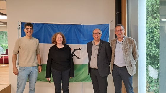 Da sinistra i docenti Corsin Caglia e Magdalena Miribung, il vicedirettore Werner Cariget e l’Intendente scolastico ladino Heinrich Videsott. (Foto: USP)

 
