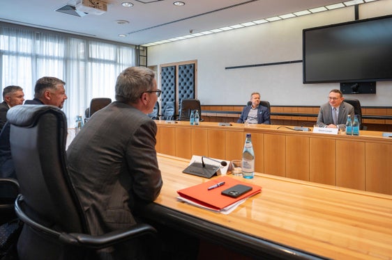 Beim Gespräch mit Landeshauptmann Kompatscher wurde die Bedeutung der grenzüberschreitenden Zusammenarbeit hervorgehoben. (Foto: LPA/Greta Stuefer)