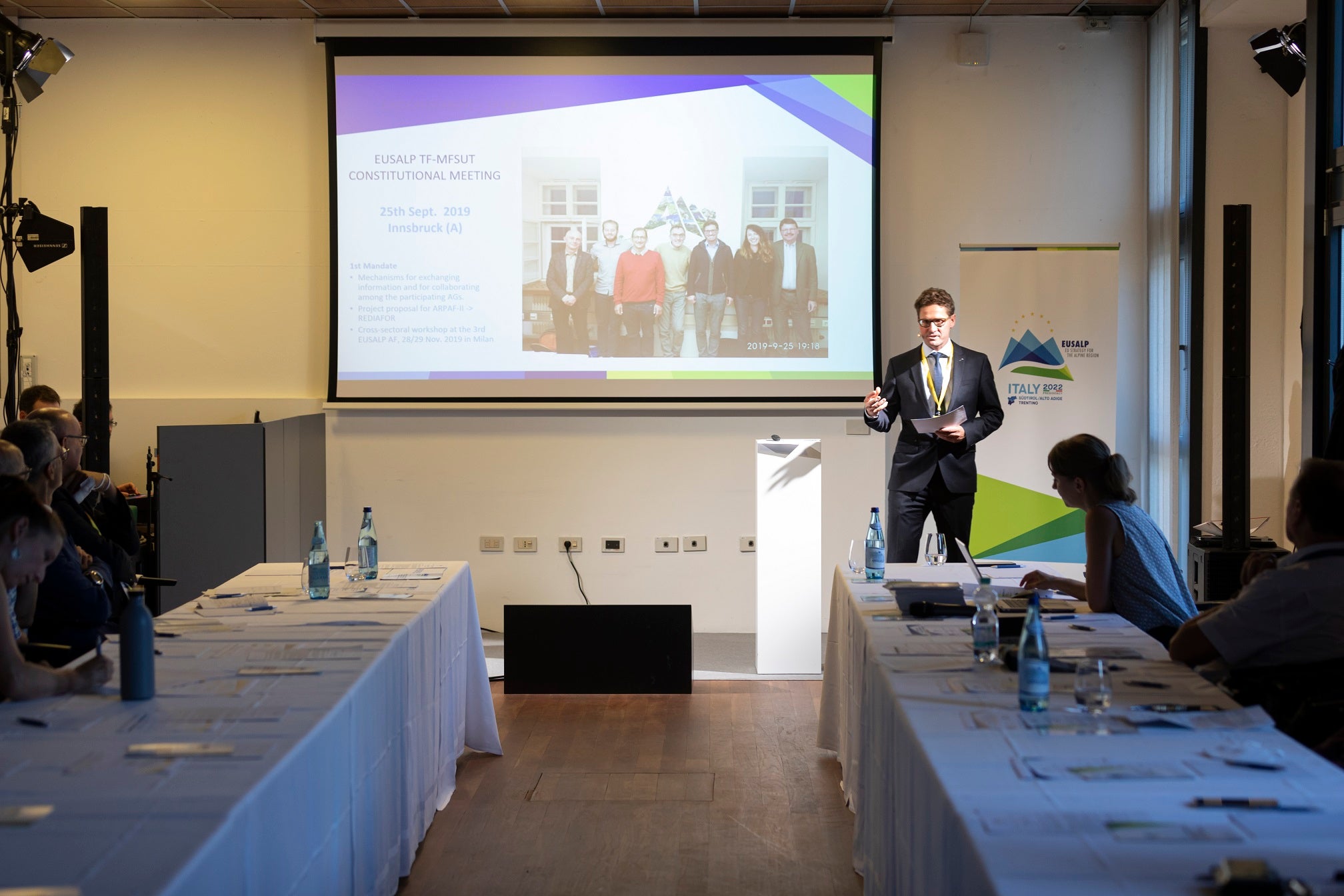 Il moderatore Christian Hoffmann nel corso dell'incontro Eusalp dal titolo “Come possono gli esperti della filiera foresta-legno e la società civile rispondere alla crisi climatica?” (Foto: ASP/Luca Guadagnini)
