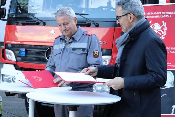 Abkommen besiegelt: Bevölkerungsschutzlandesrat und Landeshauptmann Arno Kompatscher (rechts im Bild) und der Präsident des Landesverbandes der Freiwilligen Feuerwehren Südtirols Wolfram Gapp (Foto: LPA/Maja Clara)