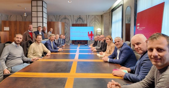 Sulla sinistra i tecnici del Comune e della Provincia e, secondo da sinistra il direttore dell’Ufficio tecnico strade centro/sud Davide Maniezzo; al suo fianco, da sinistra a destra, l'assessore provinciale alla Mobilità e alle Infrastrutture Daniel Alfreider e il direttore della Ripartizione Infrastrutture Umberto Simone. Sulla destra la Giunta comunale di Bolzano: da destra a sinistra gli assessori Marco Caruso, Tritan Myftiu, Claudio Della Ratta, Johanna Ramoser, il sindaco Claudio Corrarati, il vicesindaco Stephan Konder e l'assessora Patrizia Brillo. (Foto: USP/Dipartimento Infrastrutture e Mobilità)