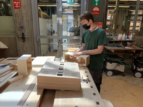 Die Fertigung des Radiogehäuses (Foto: LPA/LFS Zuegg)