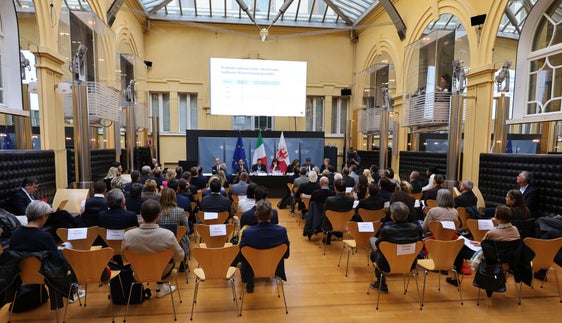 Un momento della prima seduta plenaria della Piattaforma Economia 2030, tenutasi nel cortile interno di Palazzo Widmann. (Foto: Dipartimento Cultura italiana e Sviluppo economico/Lukas Bonenti)