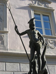 Für den Tourismus in den beiden größten Städten Südtirols sind das Verkehrsamt Bozen (im Bild: die Sehenswürdigkeit Neptunstatue in Bozen) und die Kurverwaltung Meran zuständig. Die Landesregierung hat die  Rechnungsprüfenden für diese Hilfskörperschaften ernannt. (Foto: LPA) 