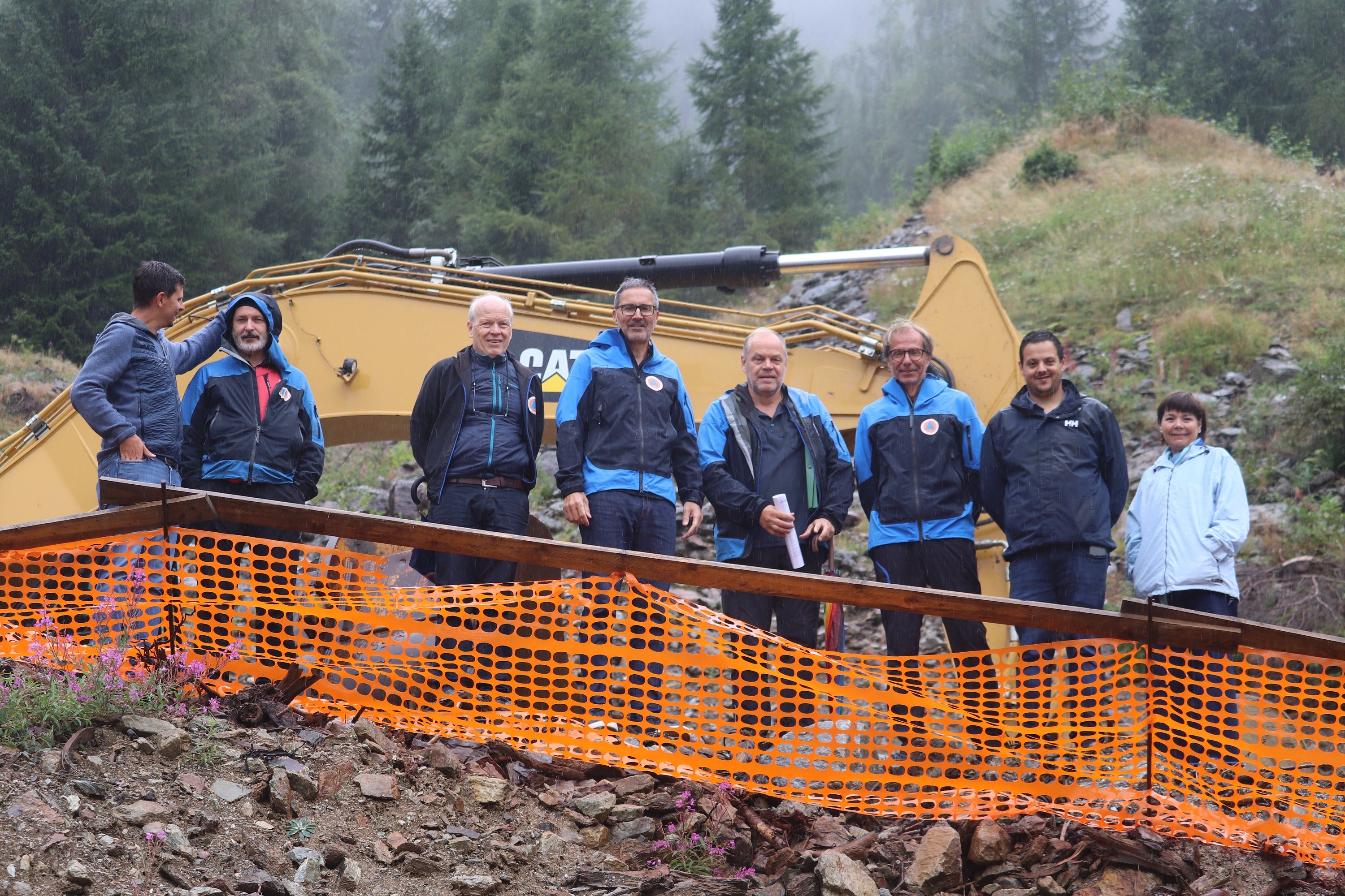 Bei der Lawinenschutzverbauung Steintal in Trafoi (von links): Prader Bürgermeister Rafael Alber, Techniker Julius Staffler, Funktionsbereichsdirektor Fabio De Polo, Landeshauptmann und Bevölkerungsschutzlandesrat Arno Kompatscher, Amtsdirektor Peter Egger, Agenturdirektor Klaus Unterweger, amtsführender Stilfser Bürgermeister Samuel Marseiler, Gemeindereferentin Karin Wallnöfer (Foto: LPA/Maja Clara)