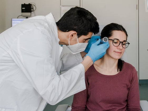 Gli appuntamenti sanitari prenotati devono essere disdetti con almeno due giorni di calendario di anticipo. Il giorno dell’appuntamento non viene conteggiato. Chi, ad esempio, ha un appuntamento giovedì, deve disdirlo al più tardi lunedì. Chi non si presenta a un appuntamento per prestazioni ambulatoriali specialistiche senza un motivo valido dovrà pagare di tasca propria fino a 36,15 euro. (Foto: USP/Claudia Corrent)