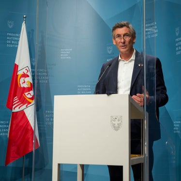 L'assessore Widmann alla conferenza stampa oggi (Foto: ASP/Fabio Brucculeri)