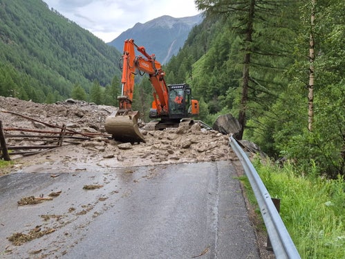 Nach einem Murgang im Schafstallbach (Infangbach), einem orografisch linken Zubringer des Pfossentalbachs, am Nachmittag des Sonntags, 28. Juni, hat die Wildbachverbauung umgehend mit den Aufräumarbeiten bei der Brücke begonnen.  (Foto: LPA/Amt für Wildbach- und Lawinenverbauung West in der Agentur für Bevölkerungsschutz) 