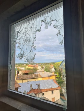 Una finestra in frantumi a seguito della grandinata che ha colpito la provincia di Udine e altri territori limitrofi. (Foto: ASP)