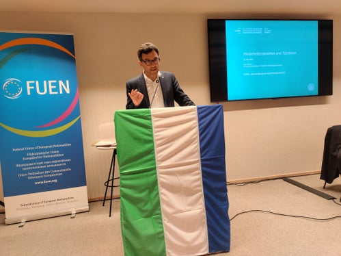 Il linguista Paul Videsott ha illustrato nella sua relazione come lo sviluppo turistico influisca sulla vita e sulla lingua delle minoranze autoctone. (Foto: USP/Direzione Istruzione, Formazione e Cultura ladina)