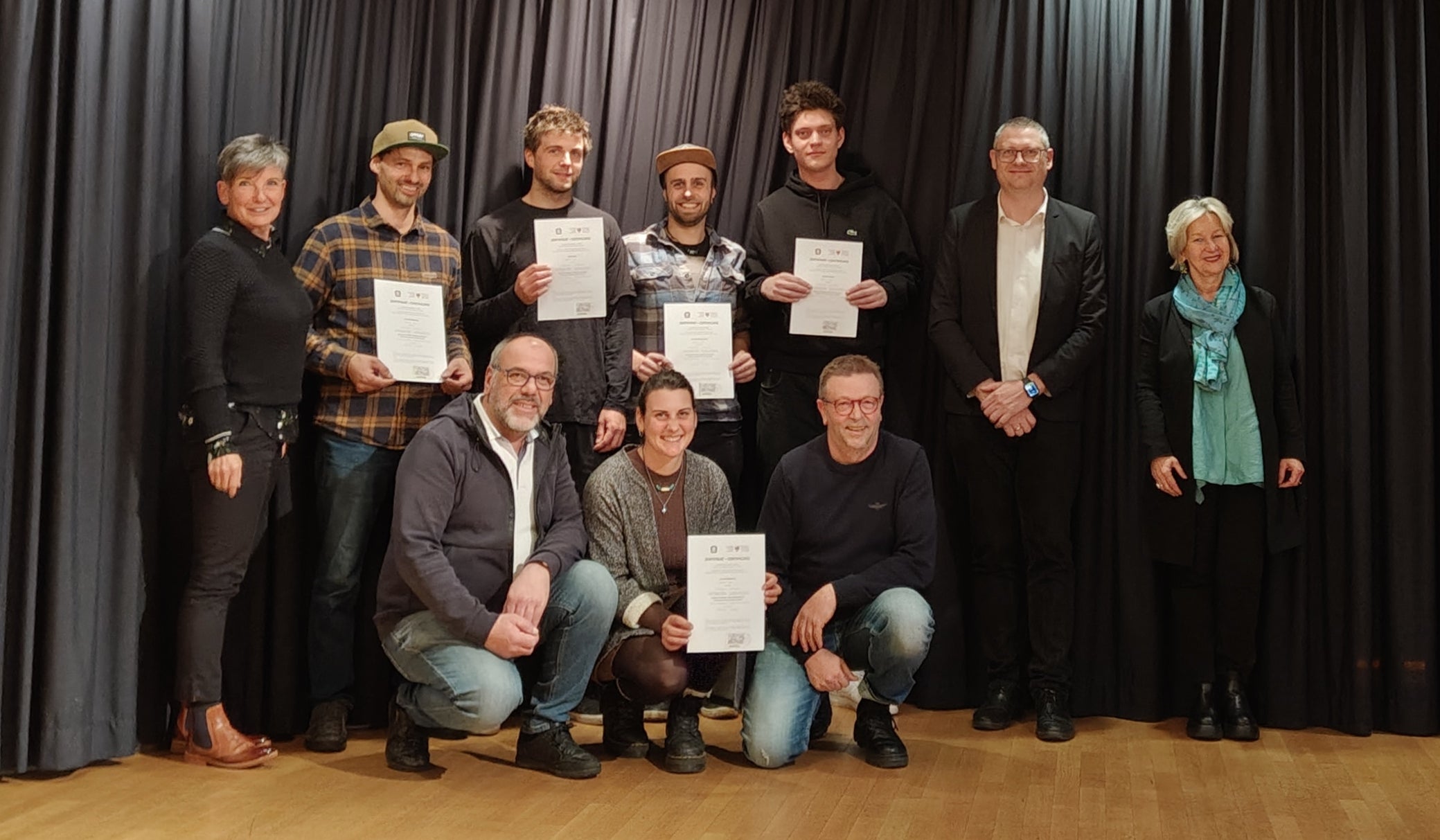 Il 6 dicembre, al Centro di formazione professionale di Brunico sono stati consegnati gli attestati per la qualifica professionale di tecnico di assistenza sciistica. Il prossimo corso inizierà nell'autunno del prossimo anno ed è aperto ai lavoratori e alle lavoratrici che già esercitano la professione e a coloro che l'hanno appena intrapresa. (Foto: USP/Centro di formazione professionale di Brunico)