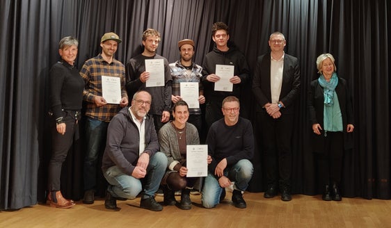 Il 6 dicembre, al Centro di formazione professionale di Brunico sono stati consegnati gli attestati per la qualifica professionale di tecnico di assistenza sciistica. Il prossimo corso inizierà nell'autunno del prossimo anno ed è aperto ai lavoratori e alle lavoratrici che già esercitano la professione e a coloro che l'hanno appena intrapresa. (Foto: USP/Centro di formazione professionale di Brunico)