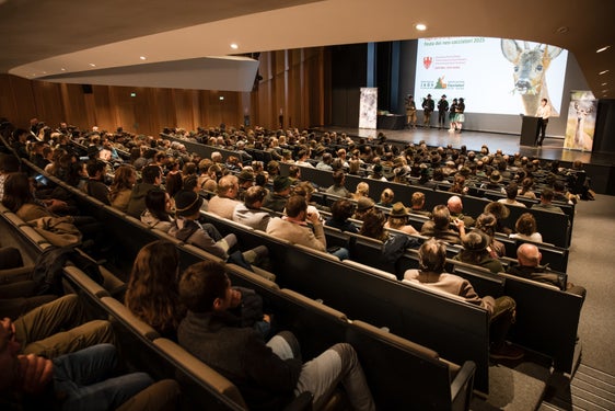 So viele Kandidatinnen und Kandidaten wie noch nie hatten sich zur Jägerprüfung 2025 angemeldet. Am 26. November wurden die über 200 Frauen und Männer gefeiert, die sie bestanden haben. (Foto: LPA/Bernhard Aichner)