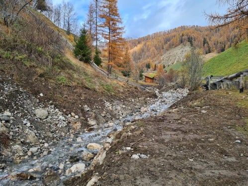 Auch im Seresbach (im Bild) entlang der Mühlen in Campill hat das Amt für Wildbachverbauung Ost das Bachbett geräumt und den Zustand vor den Unwetterschäden vom 5. August wieder hergestellt. (Foto: LPA/Landesamt für Wildbach- und Lawinenverbauung Ost)