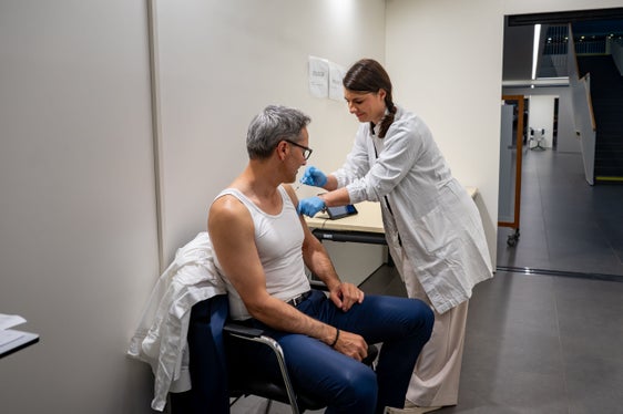 Ein Aufklärungsgespräch, zwei kleine Piecks, zwei Pflaster und schon ist die Impfung vorbei: Landeshauptmann Arno Kompatscher will mit seiner Impfung ein sichtbares Zeichen setzen für Verantwortung, Gesundheit und Gemeinschaft. Darauf baut auch die diesjährige Impfaktion gegen Grippe und Corona. (Foto: LPA/Greta Stuefer)