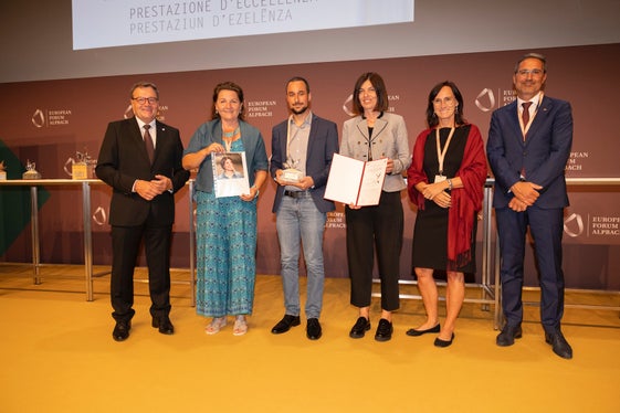 LH Günther Platter und LH Arno Kompatscher mit Sybille Auer (2.v.l.) und Team des Tirol-Projekts YoungCaritas Tirol (Foto: Land Tirol/Sedlak)