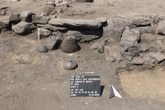 Resti di una casa dell’età del Ferro con recipienti in ceramica. (Foto: Ufficio Beni archeologici)