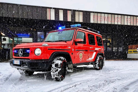 Un'immagine dei Vigili del fuoco volontari di Lagundo. Sul territorio provinciale, a causa della nevicata di ieri, sono stati dispiegati 20 corpi dei Vigili del fuoco volontari. (Foto: Associazione dei Vigili del Fuoco volontari)