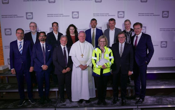 Ein wahrlich europäisches Projekt: Gruppenfoto bei der Anschlagfeier u.a. mit&nbsp;EU-Koordinator Pat Cox, Ministerin Gewessler, Landeshauptleute Kompatscher und Platter (alle erste Reihe: 3., 5., 1. u. 5. v.l.) sowie Südtirols Mobilitätslandesrat Alfreider (2. Reihe, 4.v.l.) (Foto: LPA/Ingo Dejaco)