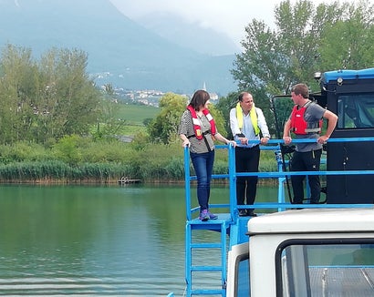 Stenico, LR Vettorato und Vorhauser besprechen am Kalterer See die Maßnahmen zum Erhalt der guten Wasserqualität. (Foto: Nadia Franzoi)