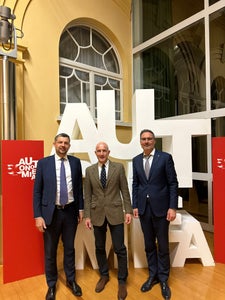 Landeshauptmann Kompatscher (r.) und Mobilitätslandesrat Alfreider (l.) mit dem neu ernannten Geschäftsführer der Infrastrukturgesellschaft Milano Cortina 2026 (Simico), Fabio Massimo Saldini, im Landhaus 1 in Bozen. (Foto: LPA)