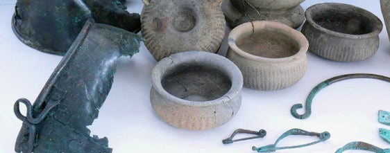 Auch das Amt für Archäologie benötigt Raum für die fachgerechte Unterbringung ihrer archäologischen Sammlung. Im Bild: Fundstücke aus dem Brandgrab beim Stadlhof in Pfatten (Foto: LPA/Denkmalamt)