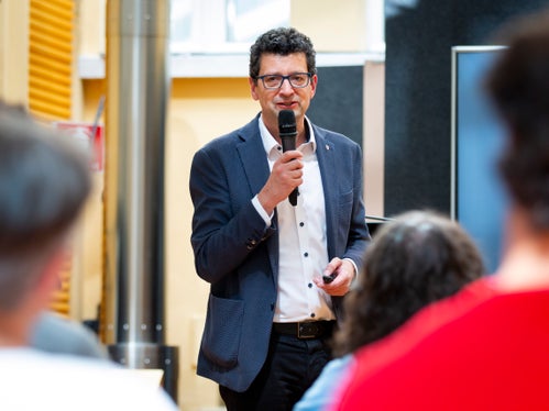 Günter Sölva,&nbsp;Leiter des Amtes für Personalentwicklung, stellte den Neulingen der Südtiroler Landesverwaltung die Aus- und Fortbildungsmöglichkeiten vor. (Foto: LPA/Fabio Brucculeri)