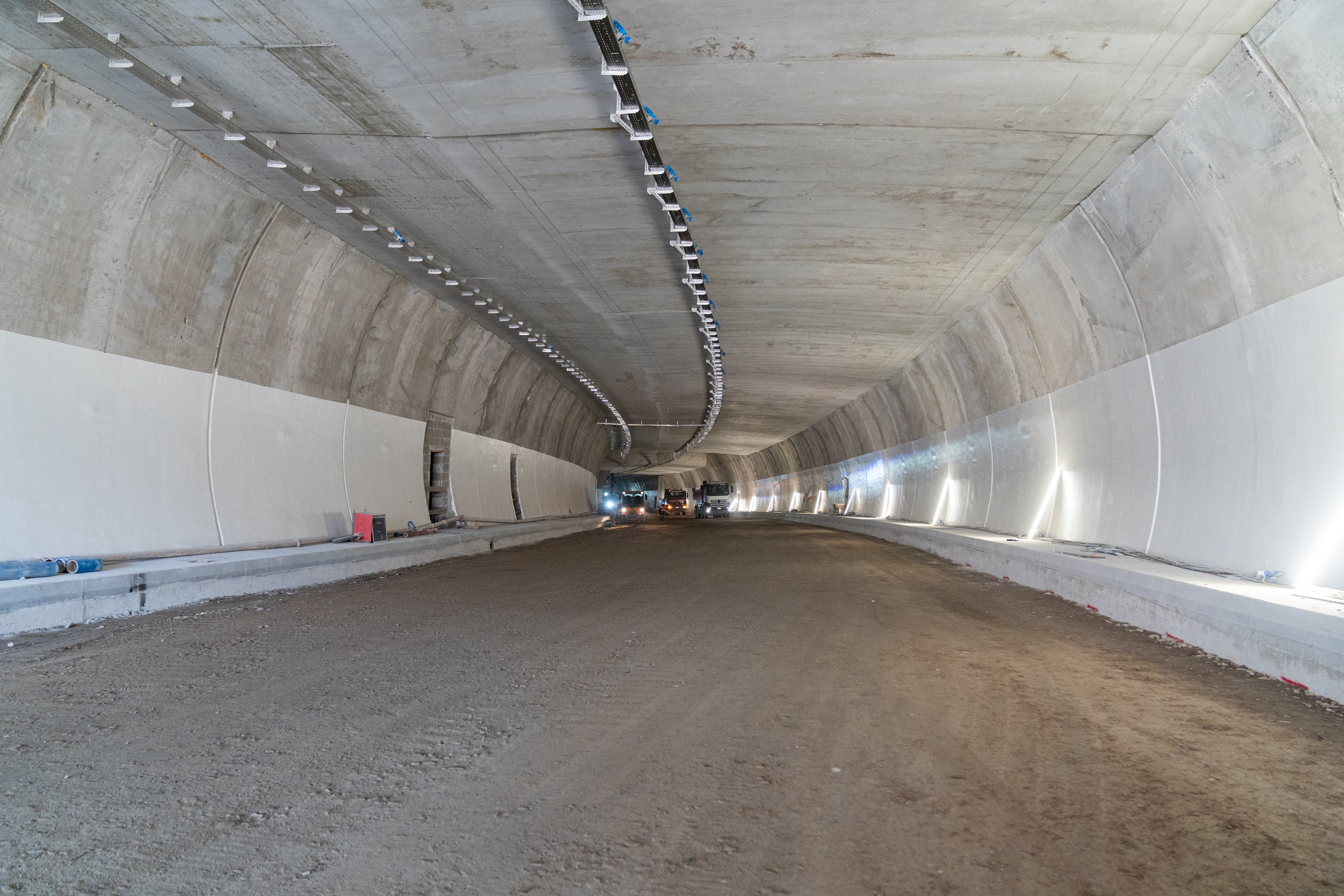 Die Umfahrung Meran soll im Spätherbst dieses Jahres für den Verkehr freigegeben werden. Derzeit werden die technischen Anlagen installiert. (Foto: LPA/Carron Bau)