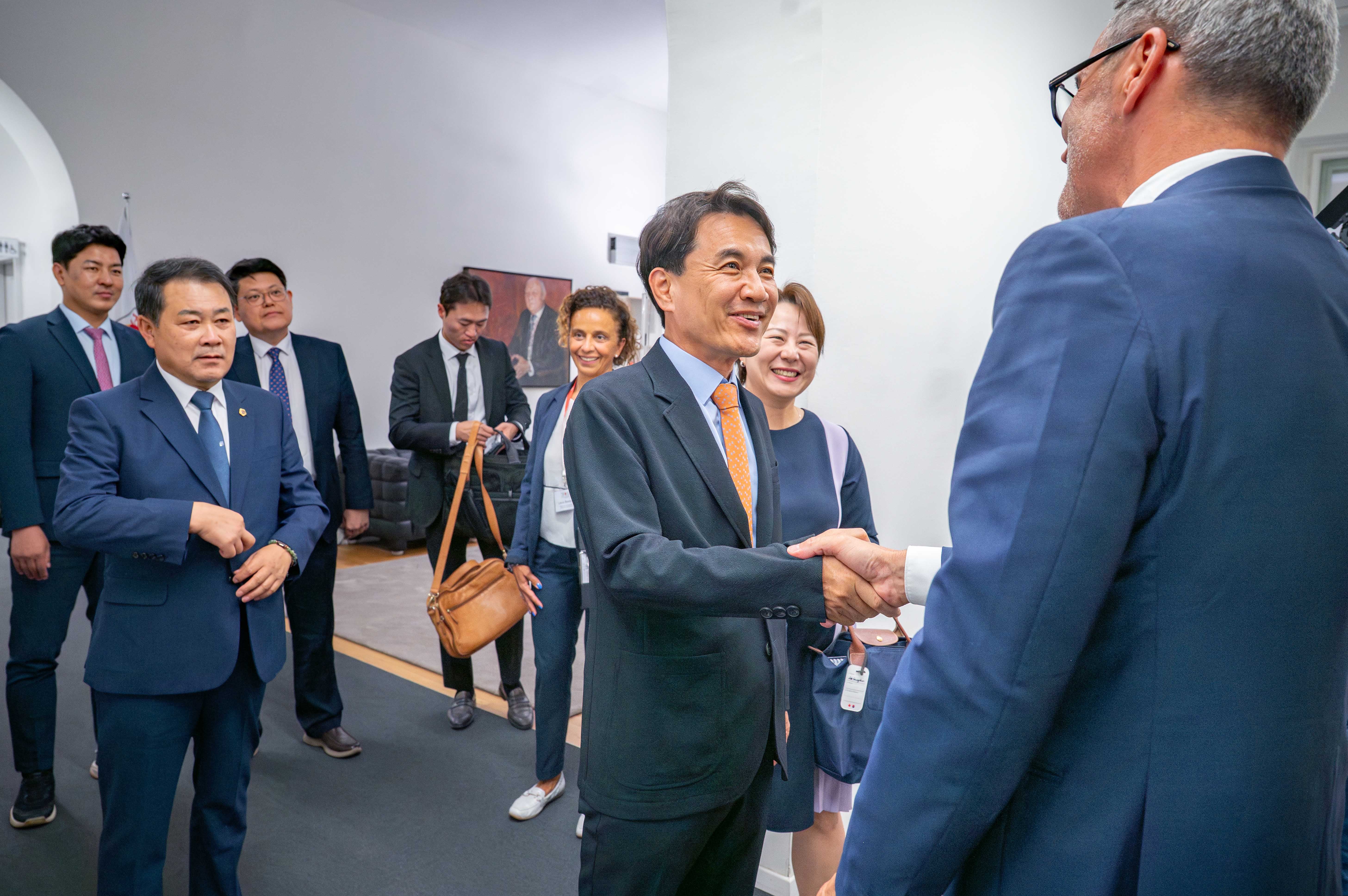 Die Ähnlichkeiten und Unterschiede der südkoreanischen Region Gangwon und Südtirols standen im Mittelpunkt des Gesprächs zwischen Gouverneur Jin-Tae Kim und Landeshauptmann Arno Kompatscher (rechts). (Foto: LPA/Greta Stuefer)