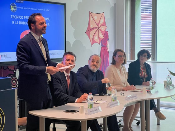Una nuova filiera virtuosa per favorire l’incontro delle scuole con le realtà produttive del territorio. Nella foto (da sinistra), il vicepresidente Marco Galateo, il sovrintendente Vincenzo Gullotta, il dirigente del Ministero, Maurizio Chiappa, la dirigente dell'IISS "Galilei", Paola Burzacca e la direttrice dell’ITS Academy di Udine, Ester Iannis. (Foto: USP) 