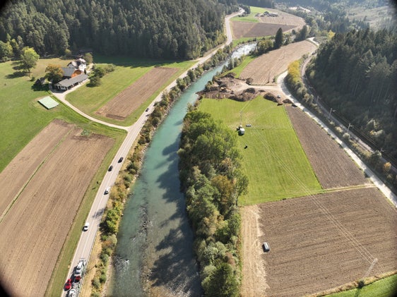 Das Amt für Wildbach- und Lawinenverbauung Ost der Agentur für Bevölkerungsschutz und das Landesamt für Straßenbau Nord/Ost in der Landesabteilung Tiefbau führen derzeit gemeinsam Arbeiten an der Rienz im Bereich des Kniepasses durch. (Foto: LPA/Amt für Wildbach- und Lawinenverbauung Ost der Agentur für Bevölkerungsschutz)