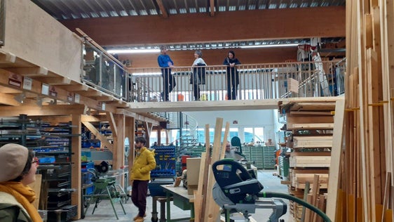 Blick in den Re-Use Baumarkt für Materialien und Maschinen ROTO in Winterthur: Er fungiert auch als Kompetenzzentrum für Demontagen und Projekte rund ums Thema „Zirkuläres Bauen“. (Foto: Landesagentur für Umwelt und Klimaschutz)