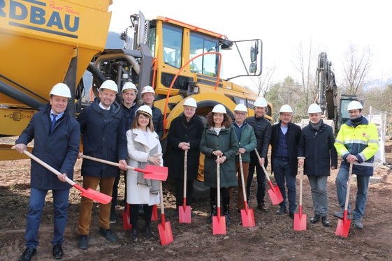 Baustart in Branzoll: Für die 1,9 Kilometer lange Umfahrung von Branzoll können die Arbeiten nun anlaufen. Vertreter und Vertreterinnen des Landes, der Gemeinde, der beteiligten Unternehmen, der Technik und Planung haben das Vorhaben und seine Wichtigkeit für mehr Lebensqualität, mehr Sicherheit und flüssigen Verkehr vorgestellt. (Foto: LPA/Ingo Dejaco)