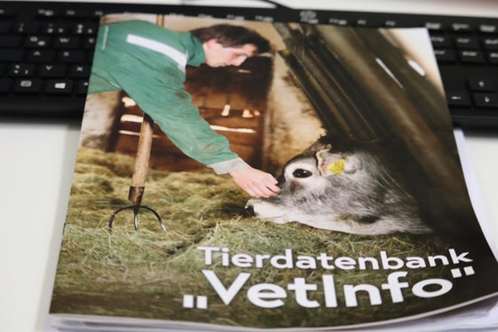 Questo opuscolo informativo è stato realizzato dal Servizio veterinario provinciale in collaborazione con l'Unione Agricoltori e Coltivatori Diretti Altoatesini e tratta tre aspetti importanti relativi alla Banca dati nazionale sugli animali VetInfo (BDN); è stato stampato in 19.000 copie e distribuito con l'edizione del 6 marzo del giornale “Südtiroler Landwirt”. (Foto: USP/Maja Clara)