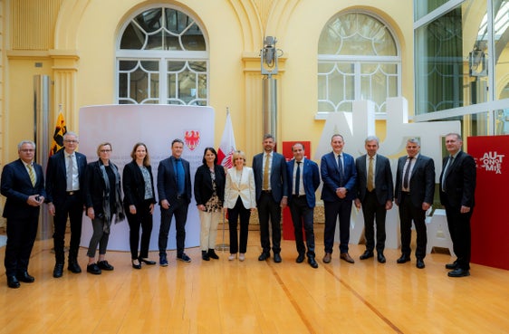 Foto di gruppo dei membri degli esecutivi del Cantone di Berna e della Provincia di Bolzano (Foto: ASP/Manuela Tessaro)