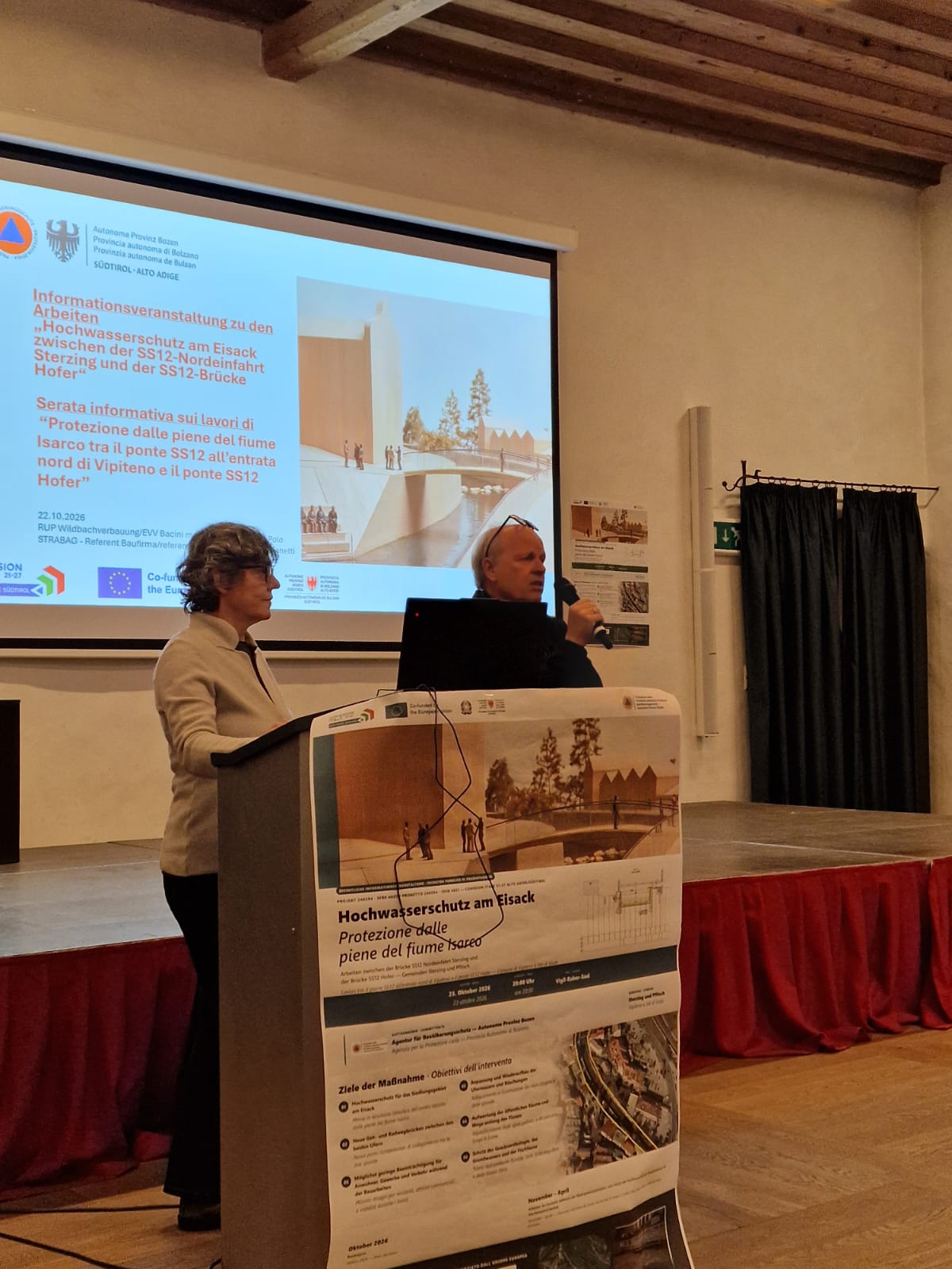 Circa 100 persone hanno partecipato il 22 ottobre, nella sala Vigil Raber di Vipiteno, alla serata informativa sulla protezione dalle piene dell’Isarco e sui lavori previsti. (Foto: USP/Ufficio Sistemazione bacini montani nord dell’Agenzia per la Protezione civile/Philipp Walder)