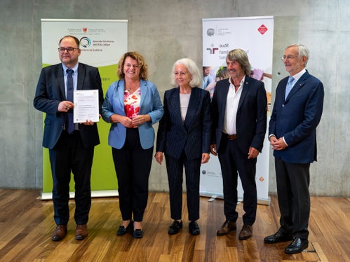 Strahlende Gesichter bei der Übergabe des Dialog-Zertifikats: Generaldirektor Christian Kofler, Landesrätin Rosmarie Pamer, Auditorin Maria Magdalena Preims, Landesrat Hubert Messner und Handelskammerpräsident Michl Ebner. (Foto: LPA/Fabio Brucculeri)