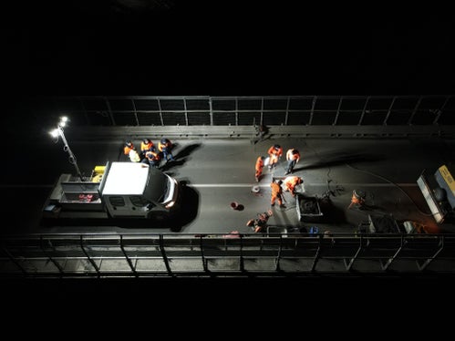 In den vergangenen Monaten wurde auf Hochtouren an der Stabilisierung der Straßenbrücke übers Riggertal, gearbeitet. Im Bild eine der Arbeitsphasen. (Foto: LPA/GNews)
