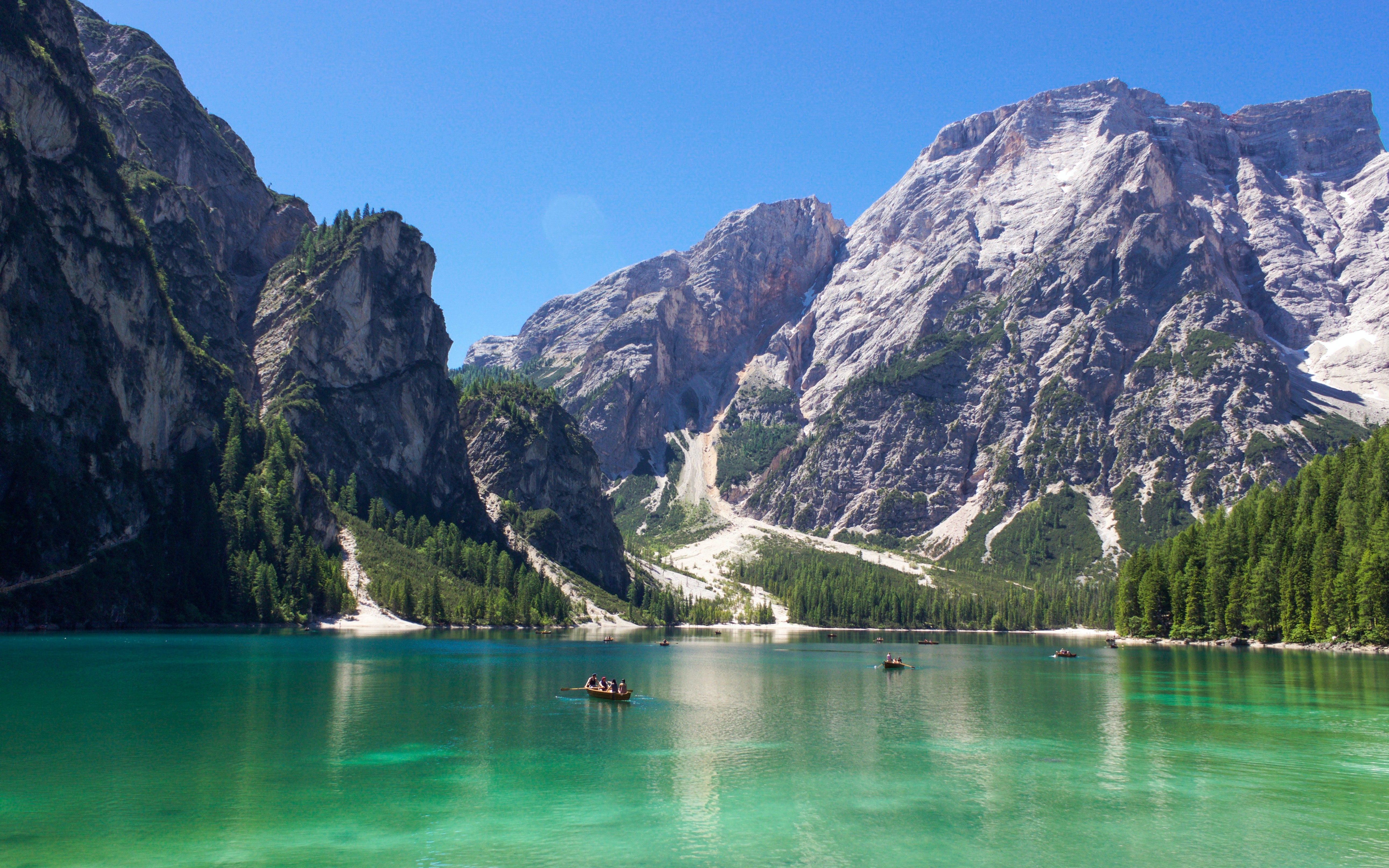 Der Pragser Wildsee bildet die beeindruckende Kulisse der ZeitgeschichtsTage des Südtiroler Landesarchivs, die heuer am 28. und 29. Oktober stattfinden und den Alpenhotels und dem Tourismus gewidmet sind. (Foto: Unsplash)