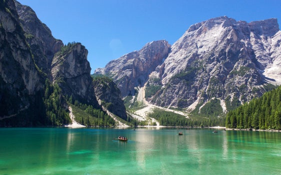 Il Lago di Braies fungerà da scenario mozzafiato per la due giornate dedicate alle giornate di studio sull'impronta storica che il turismo ha avuto nell'arco alpino (Foto: Unsplash) 