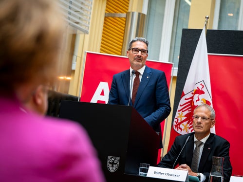 Landeshauptmann Arno Kompatscher (stehend) informierte am Tag der Autonomie über die laufenden Verhandlungen über die Autonomiereform. (Foto: LPA/Fabio Brucculeri)