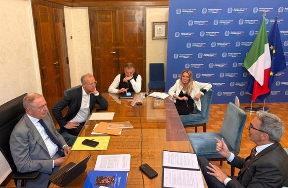 L'incontro al MIMIT dell'8 aprile: da sinistra in senso orario il ministro Adolfo Urso, il capo dell'Ufficio legislativo del MIMIT Giulio Veltri, ⁠il capo della Segreteria tecnica del ministro Mattia Losego, la segretaria particolare del ministro ⁠Tiziana Paolocci e il presidente della Provincia autonoma di Bolzano Arno Kompatscher. (Foto: USP)