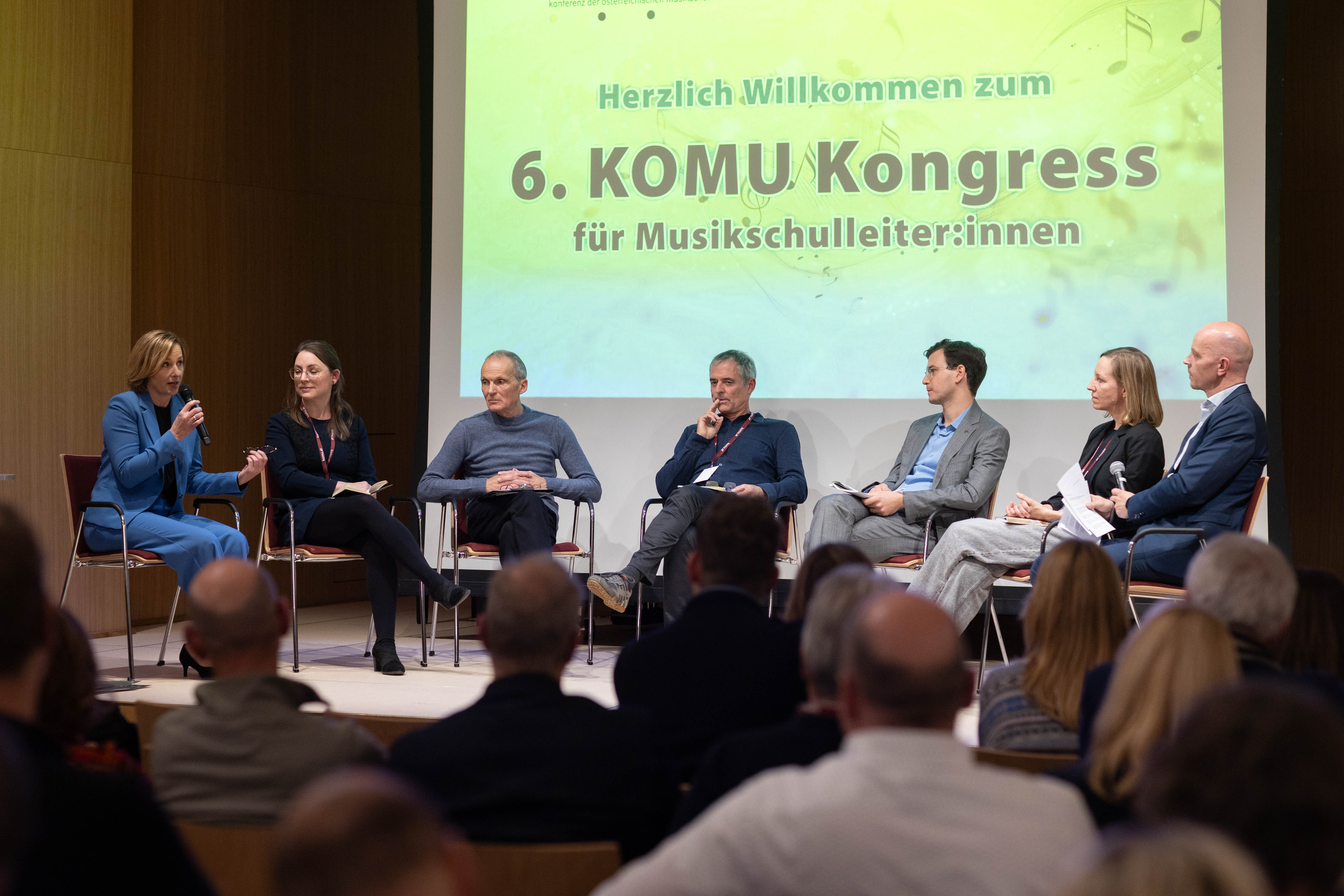 Wie kann ich als Führungskraft Kompetenzorientierung für Veränderungen an meiner Musikschule einsetzen? Antworten auf diese Frage wurden bei einer Podiumsdiskussion besprochen, an der auch Simone Stanzel, Direktorin der Musikschule Oberes Vinschgau (im Bild Zweite von rechts), teilnahm. (Foto: LPA/Kongress der Konferenz der österreichischen Musikschulwerke KOMU/Peter Just)