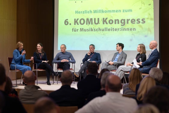 "Wie kann ich als Führungskraft Kompetenzorientierung für Veränderungen an meiner Musikschule einsetzen?" Antworten auf diese Frage wurden bei einer Podiumsdiskussion besprochen, an der auch Simone Stanzel, Direktorin der Musikschule Oberes Vinschgau (im Bild Zweite von rechts), teilnahm. (Foto: LPA/Kongress der Konferenz der österreichischen Musikschulwerke KOMU/Peter Just)