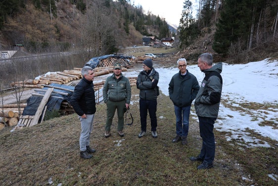 Ispezione nellla frazione di Mantena, non lontano da San Vigilio di Marebbe dove una frana di due ettari ha minacciato una casa sita nella zona. Nella foto (da sinistra) il direttore dell'Ispettorato forestale Brunico Wolfgang Weger, il forestale Heinz Tschaffert, Klaus Oberlechner (Ispettorato forestale Brunico), il vicedirettore dell'Ispettorato forestale Brunico Gottlieb Moling e l'assessore alle Foreste Luis Walcher. (Foto: USP/Dipartimento Agricoltura, Foreste e Turismo/Sabine Pitscheider)