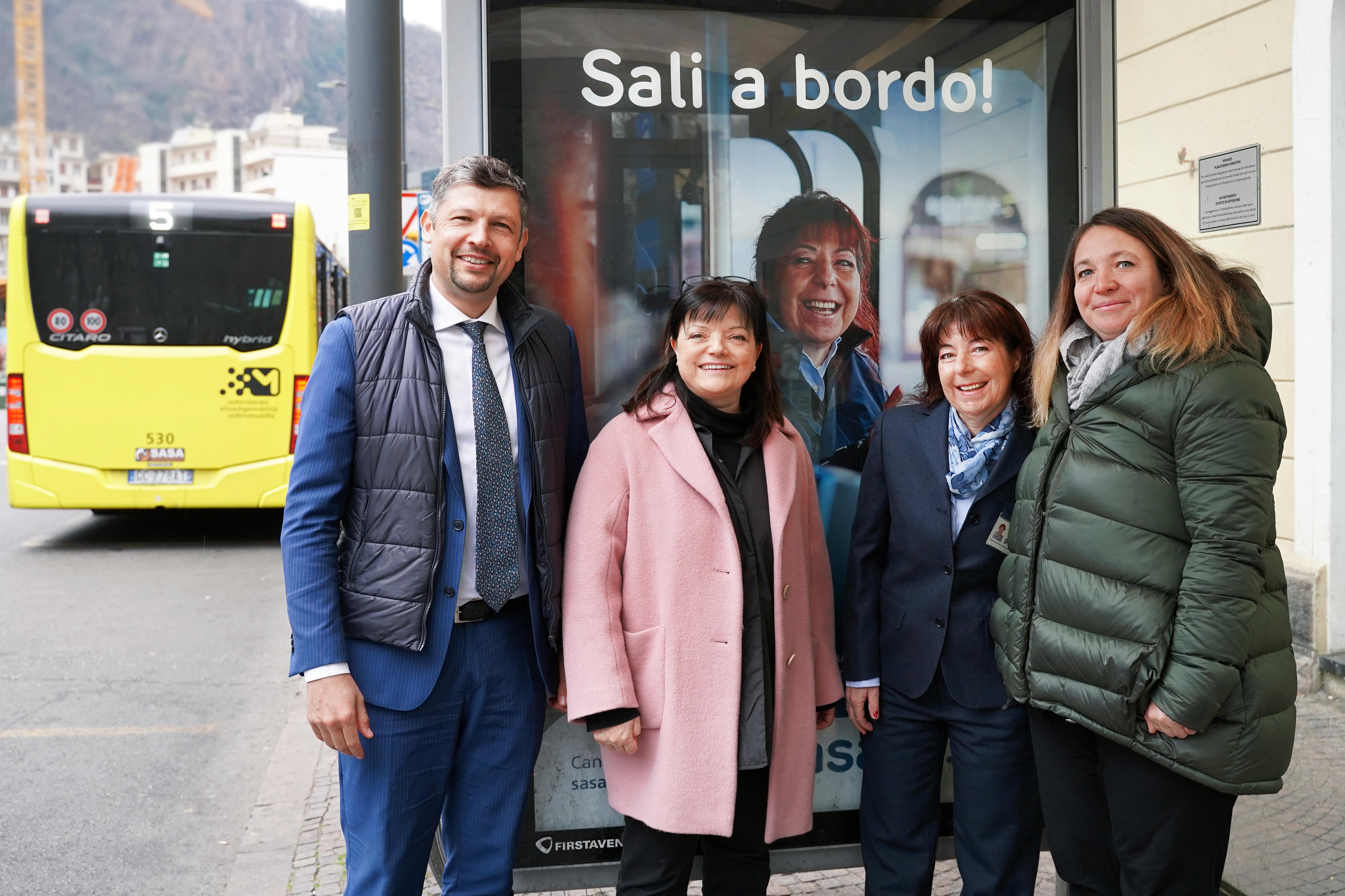 LR Alfreider, sasa-Direktorin Piffer, Kampagnen-Testimonial Nadia und sasa-Präsidentin Kofler und einem Plakat zur Kampagne Steig ein!. (Foto: LPA/Federica Longhin)