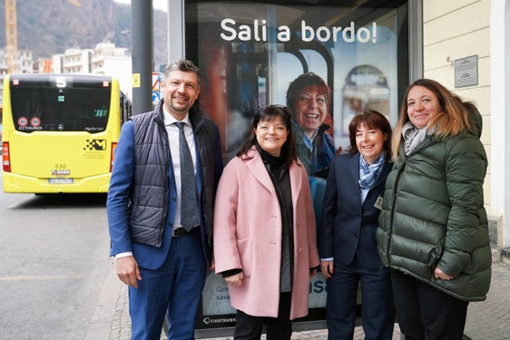 LR Alfreider, sasa-Direktorin Piffer, Kampagnen-Testimonial Nadia und sasa-Präsidentin Kofler und einem Plakat zur Kampagne "Steig ein!". (Foto: LPA/Federica Longhin)