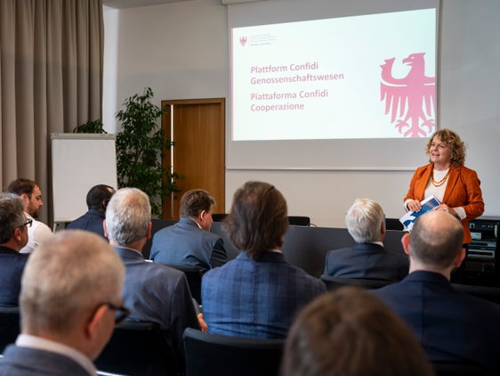 Landesrätin Rosmarie Pamer nannte die Förderung einer gesunden und nachhaltigen Finanzkultur unter den Genossenschaften des Landes ein wichtiges Ziel des Projektes "Plattform Confidi Genossenschaftswesen". (Foto: LPA/Fabio Brucculeri)