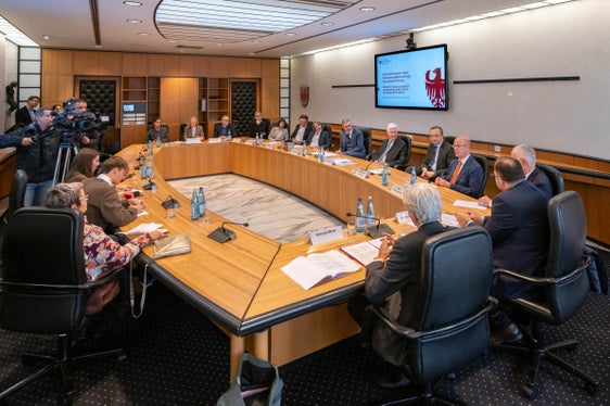 Am 11. November 2025 wurde in Bozen der Grundstein für eine stärkere Zusammenarbeit in Forschung, Prävention und Lehre gelegt: Südtirol, die Università Cattolica und mehrere lokale Partner bündeln ihre Kräfte, um den Standort Südtirol als Zentrum für Gesundheitsforschung weiter auszubauen. (Foto: LPA/Greta Stuefer)